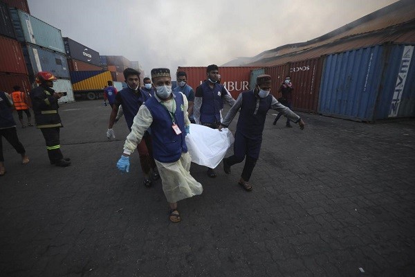 Най-малко 49 загинали и над 100 ранени при пожар в депо за контейнери в Бангладеш