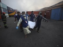 Най-малко 49 загинали и над 100 ранени при пожар в депо за контейнери в Бангладеш
