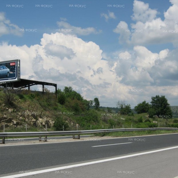 Временно движението в участъка от 99 км до 100 км на АМ "Тракия" в посока София се осъществява в активната и аварийната ленти