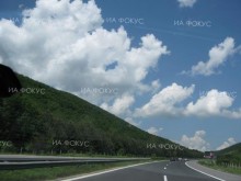 Движението в участъка от км 95 до км 100 на АМ "Тракия" в посока Бургас се осъществява с повишено внимание