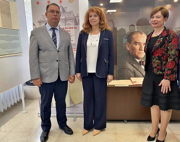 Вицепрезидентът Йотова откри документална изложба за софийския период на Кемал Ататюрк