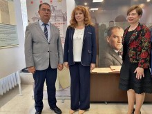 Вицепрезидентът Йотова откри документална изложба за софийския период на Кемал Ататюрк