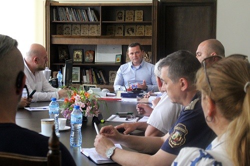 Институции и депутати се включиха в общинския щаб за овладяване на щетите от бурята в Русе