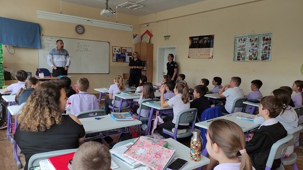 Инспектори от Трето районно управление при ОД на МВР гостуваха днес на децата от четвъртите класове в СУ "Гео Милев"