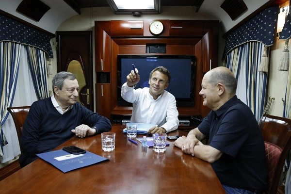 Макрон, Шолц и Драги пътуват с влак за Киев