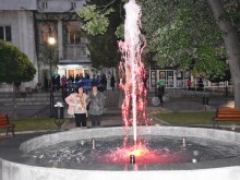 Служители на общината в Ловеч заловиха 15-годишно момче да излива перилен препарат във фонтана пред местния театър