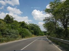 Движението се извършва в една лента по път II-55 Дебелец-Гурково през Прохода на Републиката в района на Вонеща вода поради ПТП