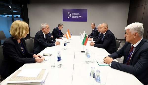 Президентите Румен Радев и Александер Ван дер Белен проведоха среща в Рига