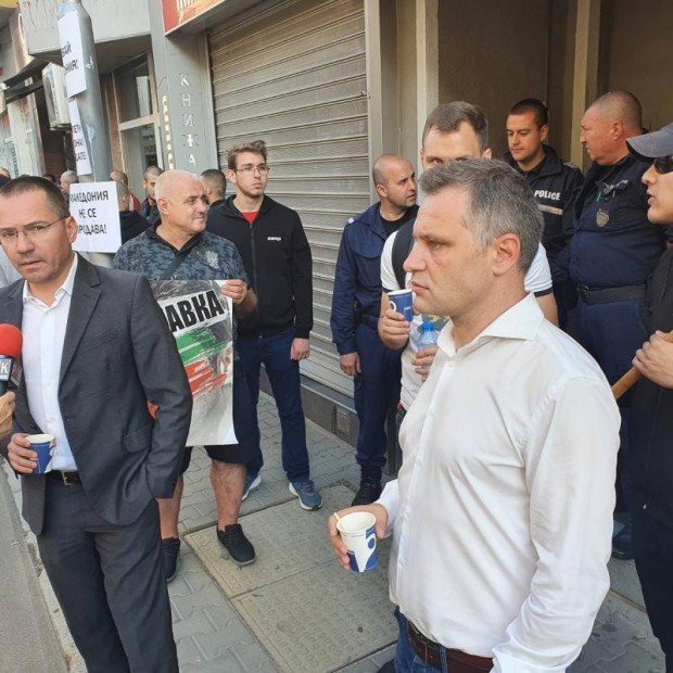 ВМРО блокира входа на дома на Кирил Петков