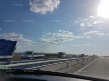 Временно движението от км 82 и до км 83 на АМ "Тракия" в посока Бургас се ограничава в изпреварващата лента поради монтаж на мантинела