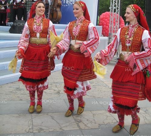 В местността Славната канара край добруджанското село Дебрене се провежда в 53-тото издание на фестивала "Песни и танци от слънчева Добруджа"
