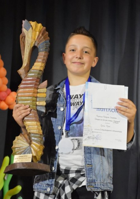 На тържествена церемония в клуб "Златната овца" във Варна бяха раздадени наградите от XV Национален конкурс за млади изпълнители на популярна песен "Морско конче", Варна 2022 г.