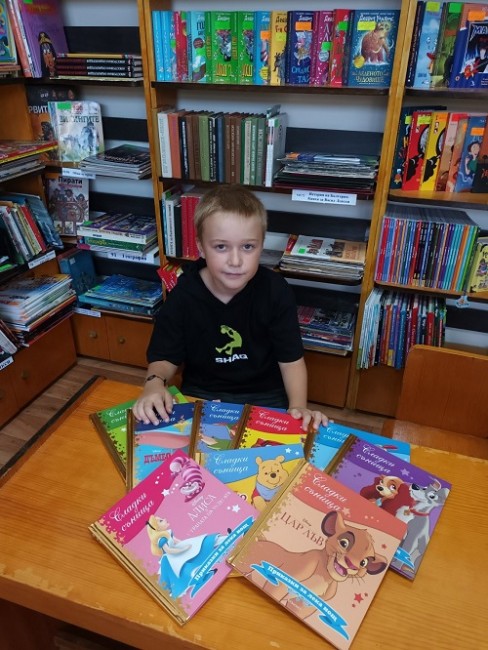 Ученик дари книги на Регионална библиотека "Димитър Талев"