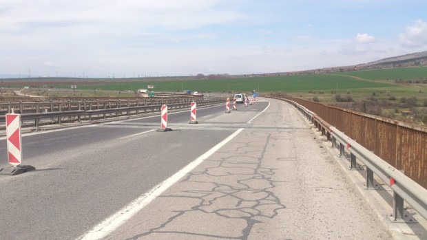 Движението по път I-6 в участъка Ябълково - Коняво се осъществява с повишено внимание поради профилиране на банкети и почистване на окопи
