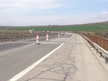 Движението по път I-6 в участъка Ябълково - Коняво се осъществява с повишено внимание поради профилиране на банкети и почистване на окопи