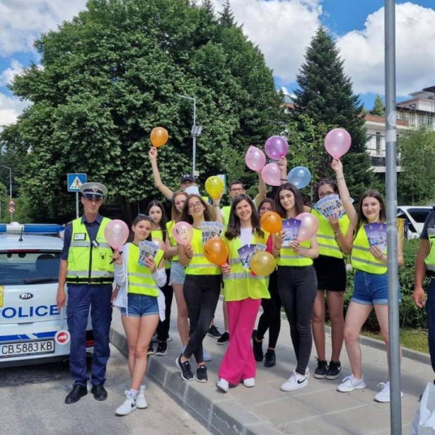 С Беседа и съвместна акция с ученици, ОДМВР-Смолян отбеляза 29 юни - Ден на безопасността на движение по пътищата.