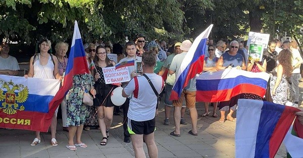 АБВ събра десетки варненци срещу затварянето на консулствата в Русе, Варна и София и изгонването на 70 руски дипломати от България