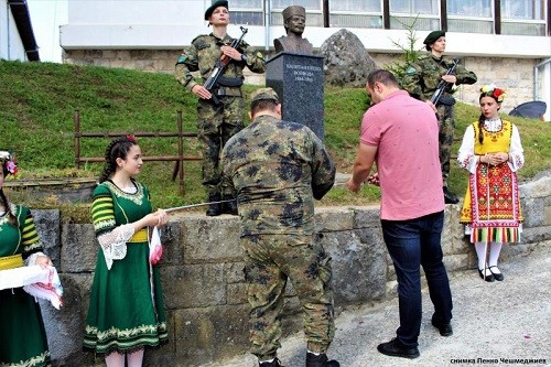 С почетен караул и водосвет в Смолян бе открит паметник на Капитан Петко войвода