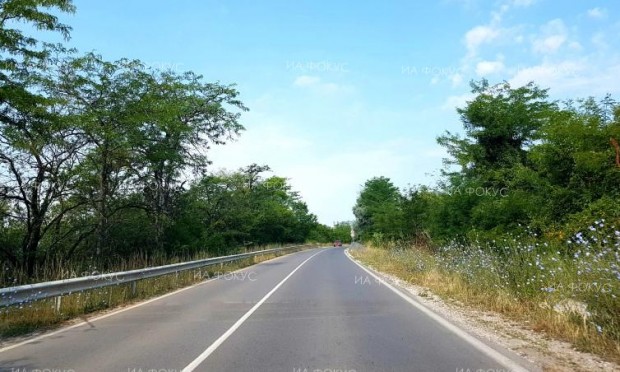 Косене на крайпътни банкети и разделителни ивици се извърша в участък от пътя Варна – Бургас