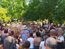 Динозавър и бял мечок се разхождат свободно в Зоопарк Ловеч