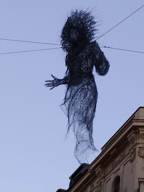 Prague Мorning: Скулптура на "украинска майка" се появи и в Прага (СНИМКИ)