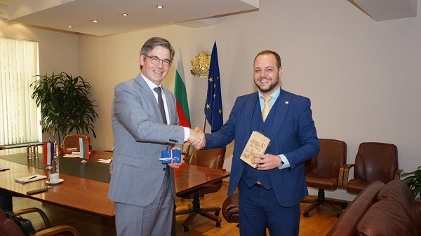 Министър Борислав Сандов се срещна с посланика на Нидерландия Симон ван дер Бург