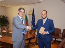 Министър Борислав Сандов се срещна с посланика на Нидерландия Симон ван дер Бург