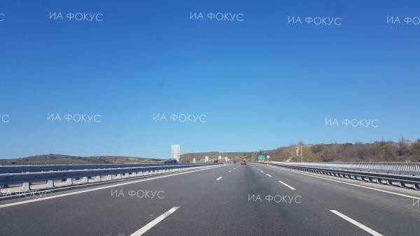 Движението в участъка от 176 км до 157 км на АМ "Тракия" в посока София се осъществява в активната лента поради ремонт