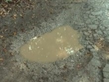 Пътят към Гложенския манастир е в изключително лошо състояние
