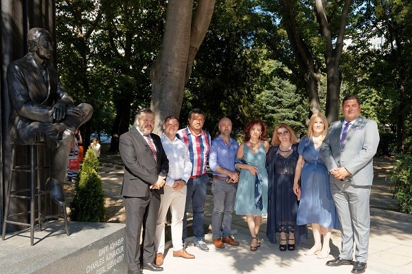 Посланикът на Република Франция - Флоранс Робин поднесе цветя пред паметника на Шарл Азнавур