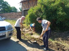 Доброволци почистват два дни в село Къкрина