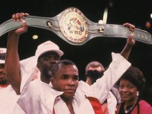 Откраднаха колан на WBC, който Шугар Рей подари на Нелсън Мандела