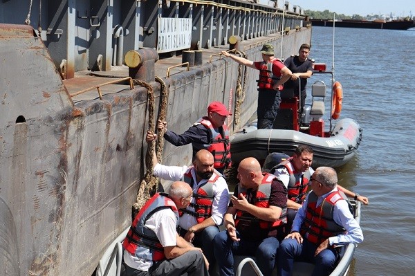 Продължават съвместните усилия за потушаване на пожара на баржите с въглища, правят се опити за претоварване на материала