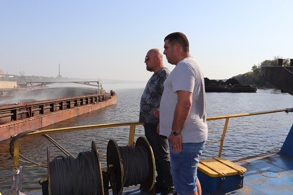 Анатоли Станев направи отново оглед на горящите баржи в река Дунав, на място е изпратен кран, който да помогне за справяне с кризисната ситуация