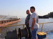Анатоли Станев направи отново оглед на горящите баржи в река Дунав, на място е изпратен кран, който да помогне за справяне с кризисната ситуация