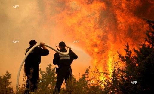 Трети ден военнослужещи и техника от ВВС помагат в погасяването на големи горски пожари в страната
