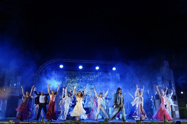 Емоционалният мюзикъл "Коса" ще се играе в Летния театър в Бургас днес