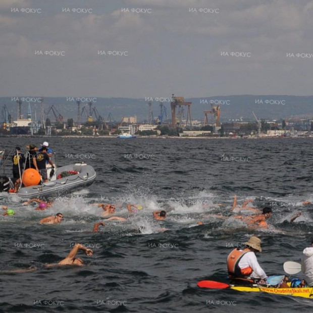 Плуват благотворително в подкрепа на Харков на маратона Галата - Варна