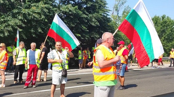 Пътните строители във Варна излязоха отново на протест и затвориха за час входа и изхода на града откъм магистрала "Хемус"