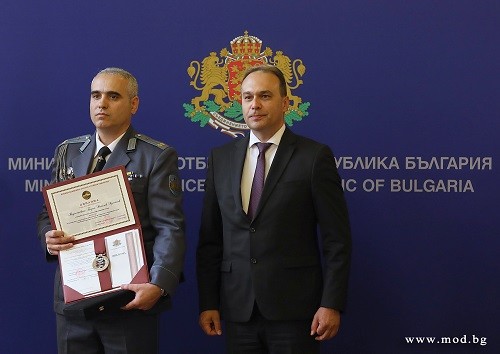 Министърът на отбраната Драгомир Заков и началникът на отбраната адмирал Емил Ефтимов наградиха отличниците от випуск "Полковник Борис Дрангов" на Военната академия