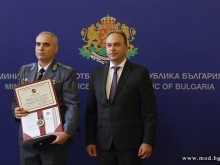 Министърът на отбраната Драгомир Заков и началникът на отбраната адмирал Емил Ефтимов наградиха отличниците от випуск "Полковник Борис Дрангов" на Военната академия