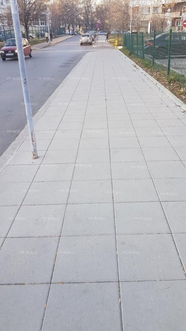Община Сливен ремонтира тротоари на площад "Васил Левски"