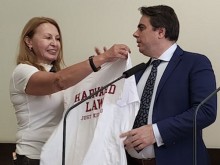 Беновска подари тениска HARVARD LAW, JUST KIDDING на Асен Василев, той я подари на БТА