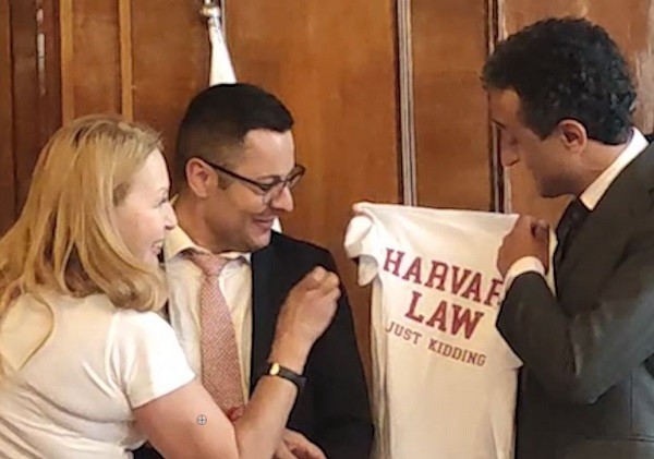 Беновска подари тениска HARVARD LAW, JUST KIDDING на Даниел Лорер, взе я служителка