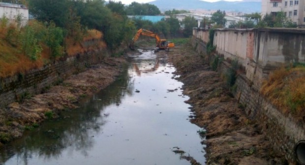 Почистват коритата на реките Врана и Сива в Търговище