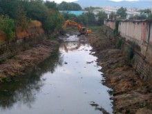 Почистват коритата на реките Врана и Сива в Търговище