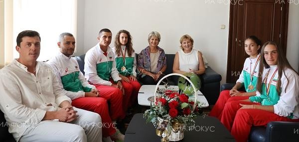 Министър Лечева поздрави лично шампионките от Европейското отборно първенство по тенис