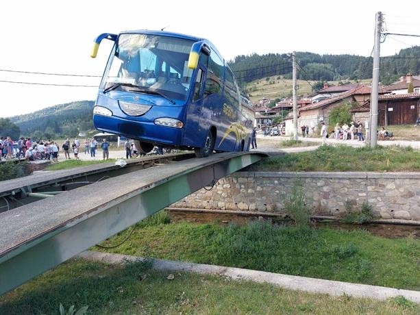 50 пътници бяха спасени от аварирал автобус в Копривщица след светкавични действия на полицейски служители от ОДМВР-София