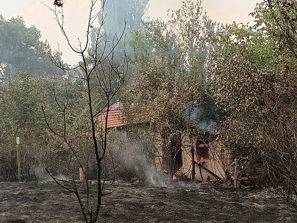 Пожарникари и доброволци се борят с огнена стихия в старозагорското село Пъстрово