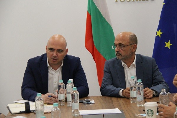 Служебните министри на туризма и на здравеопазването Илин Димитров и д-р Асен Меджидиев проведоха работна среща с туристическия сектор